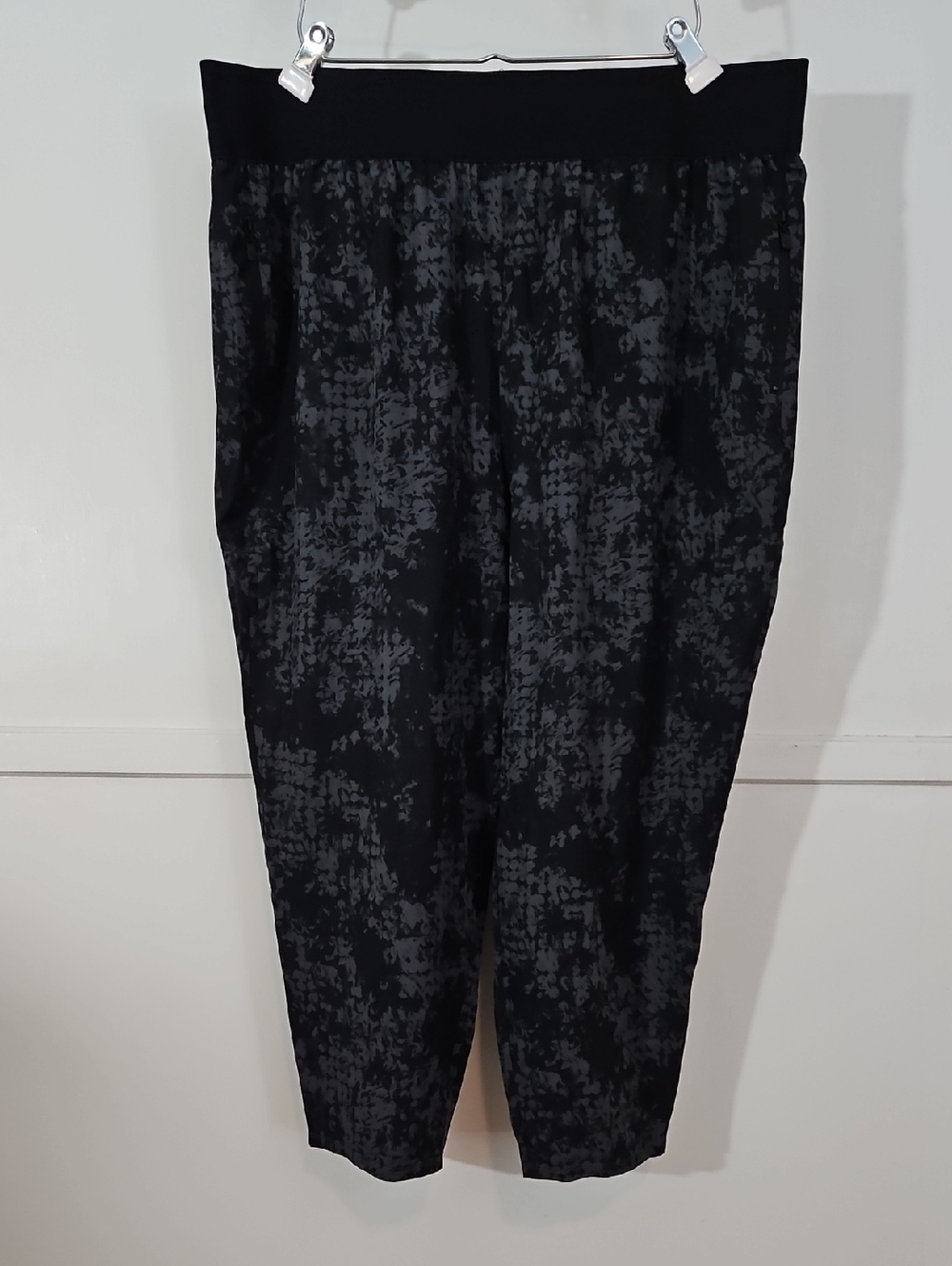 Torrid Happy Camper Black Print Capri Pants - Picture 1 of 7